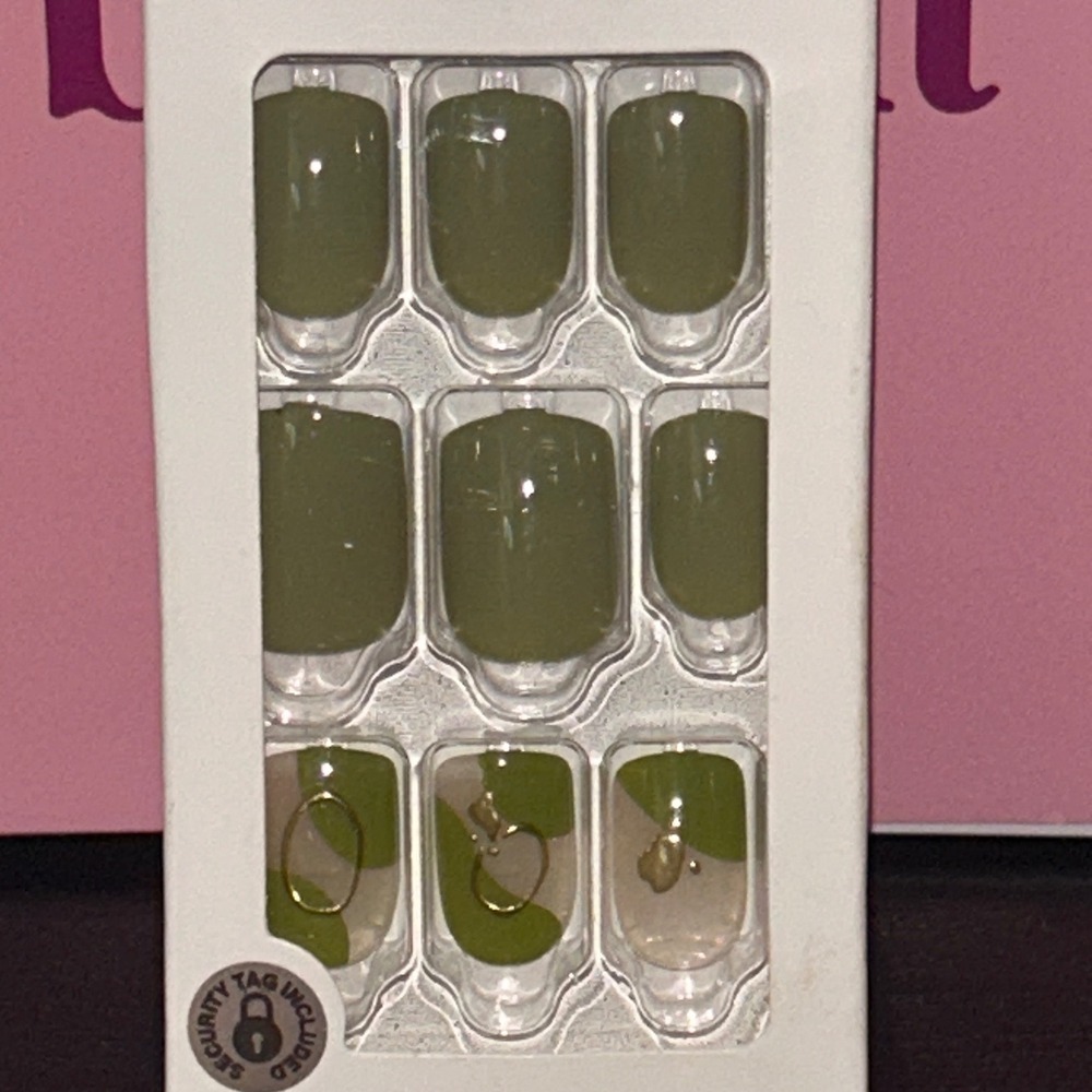 New imPRESS Press-On Manicure Short Olive Green Accent Nails Before Sunrise